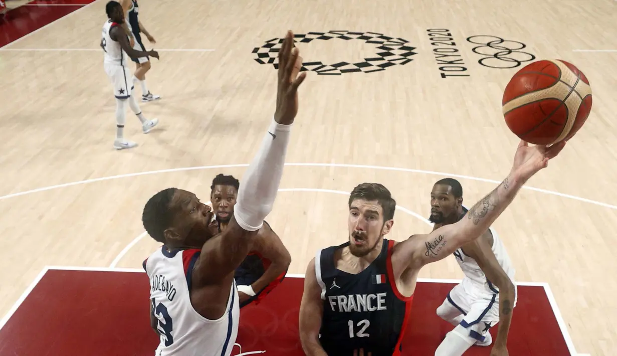 Kian menegangkan di 10 detik akhir usai Nando De Colo menambah poin buat Prancis. Tapi pada akhirnya AS mampu mempertahankan keunggulan untuk memastikan emas Olimpiade Tokyo 2020, dengan Prancis harus puas dapat perak. (Foto: AP/Pool/Gregory Shamus)