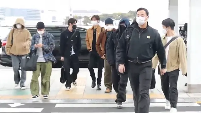 NCT 127 di Bandara Incheon hendak terbang ke Jakarta (Foto: tangkapan layar Youtube News TV Korean Entertainment News)
