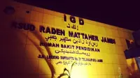 Halaman depan RSUD Raden Mattaher Jambi. Rumah sakit tersebut menjadi rumah sakit rujukan Covid-19 di Provinsi Jambi. (Liputan6.com / Gresi Plasmanto)
