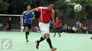Menpora Imam Nahrawi (kanan) mencoba menyundul bola saat bermain futsal dengan wartawan di Lapangan Kemenpora, Jakarta, Jumat (10/2). Laga futsal ini untuk memeriahkan Hari Pers Nasional 2017 di lingkungan Kemenpora. (Liputan6.com/Helmi Fithriansyah)