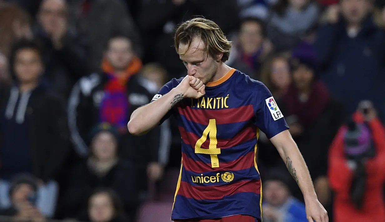 Pemain Barcelona, Ivan Rakitic mencetak satu gol saat Barcelona menaklukan Celta Vigo pada pekan ke-24 La Liga Spanyol di Stadion Camp Nou, Barcelona. (AFP / Lluis Gene)