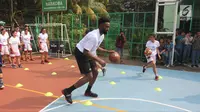 Pemain NBA dari Boston Celtics, Jaylen Brown memberi coaching clinics untuk siswa-siswi di SMAN 82 Jakarta, Kamis (26/7). Para siswa mendapat pelajaran tentang sportivitas, kerja sama tim, sikap positif, dan saling menghargai. (Liputan6.com/Arya Manggala)