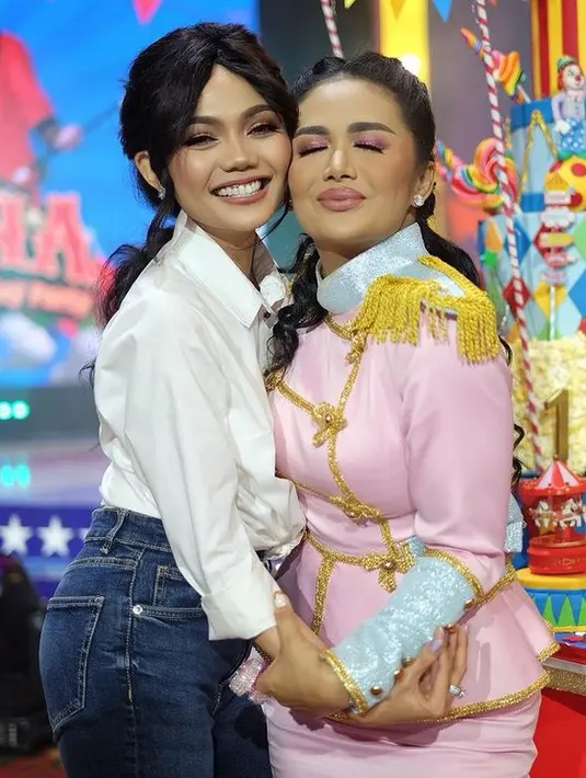 <p>Tak hanya lagu, Rina Nose mengikuti semua hal soal Krisdayanti seperti gaya rambut. [Foto: instagram.com/rinanose16]</p>