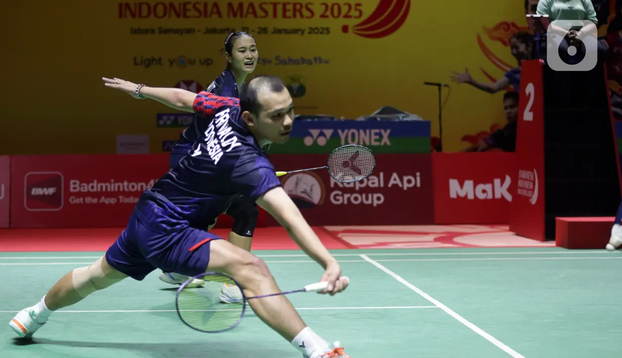 Kalah di set pertama, Rinov Rivaldy/Lisa Ayu Kusumawati bangkit dan berhasil memenangi set berikutnya dan memaksa Hoo Pang Ron/Cheng Su Yin bermain rubber game. (Liputan6.com/Helmi Fithriansyah)
