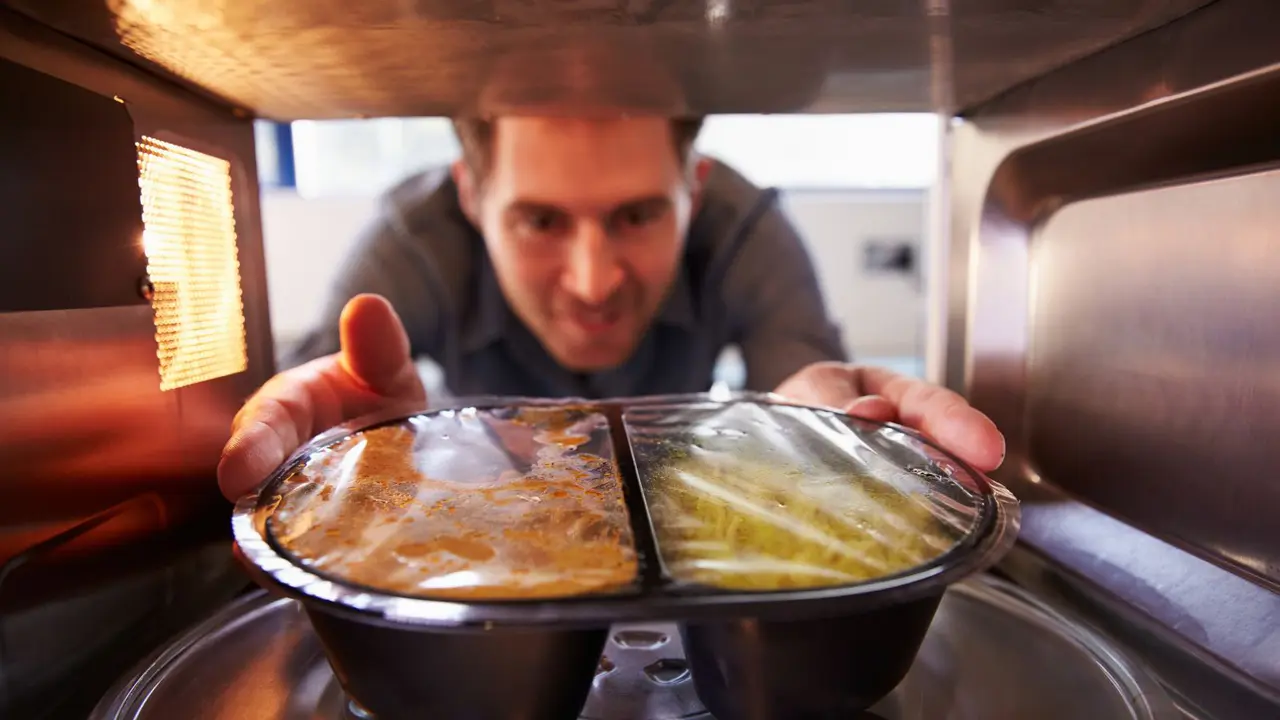 10 Bahan Makanan yang Nggak Boleh Dimasak Pakai 'Microwave'