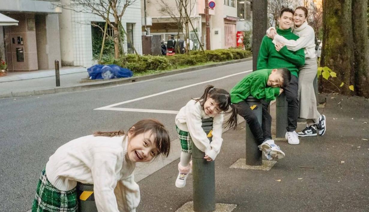 Liburan ke Jepang bersama suami dan ketiga anaknya, pemotretan keluarga ini pun terlihat kocak. Tampil kompak dengan busana senada, anak-anak Maya ternyata punya gaya yang menggemaskan. Bertengger di pembatas jalan, pose pemotretan ini pun terlihan semakin lucu. (Liputan6.com/IG/@mayaseptha7)