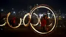 Sejumlah anak memutarkan kaleng berisi kayu yang dibakar jelang perayaan "Jeongwol Daeboreum"di sebuah taman di Seoul, Korea Selatan, Minggu (21/2). Tarian api ini merupakan bagian dari perayaan Imlek ala Korea. (REUTERS/Kim Hong-Ji)