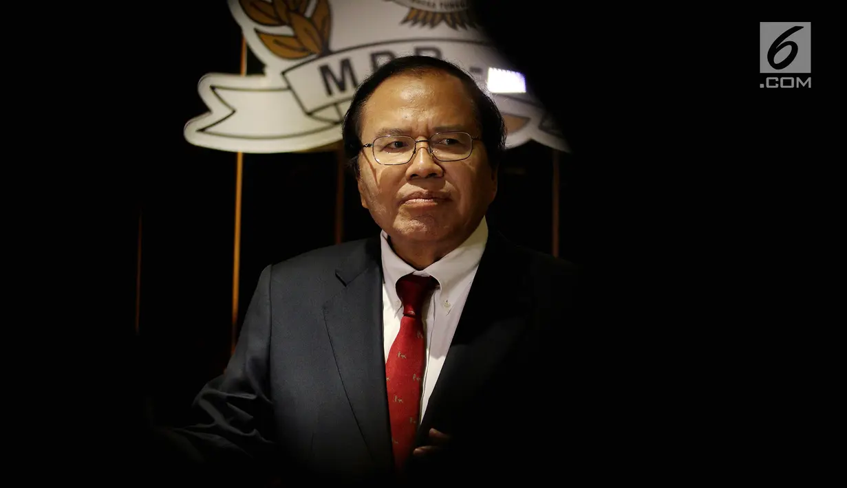 Mantan Menko Kemaritiman, Rizal Ramli memberikan keterangan usai menemui Ketua MPR, Zulkifli Hasan di Kompleks Parlemen, Senayan, Jakarta, Kamis (3/5). Zulkifli dan Rizal membahas kondisi politik terkini, termasuk Pilpres 2019. (Liputan6.com/Johan Tallo)