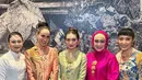 Selvi Ananda juga tampil mengenakan kebaya hijau lengan panjang model shimmer. Kebaya tersebut pun dihiasi bordiran floral yang senada dengan selendangnya. Dipadukan kain batik coklat lilit. [@mrsayudewi]