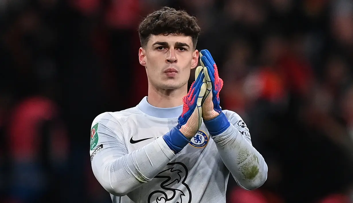 Kepa Arrizabalaga. Kiper Spanyol berusia 27 tahun yang masih terikat kontrak dengan Chelsea hingga Juni 2025 ini didatangkan dari Athletic Bilbao pada awal musim 2018/2019 dengan nilai transfer mencapai 80 juta euro atau kini setara Rp1,2 triliun dan menjadi pemain asal Spanyol termahal di Liga Inggris hingga kini. Di dua musim pertamanya ia masih berstatus kiper utama The Blues sebelum akhirnya tergeser mulai 2020/2021 sejak kedatangan Edouard Mendy. (AFP/Glyn Kirk)