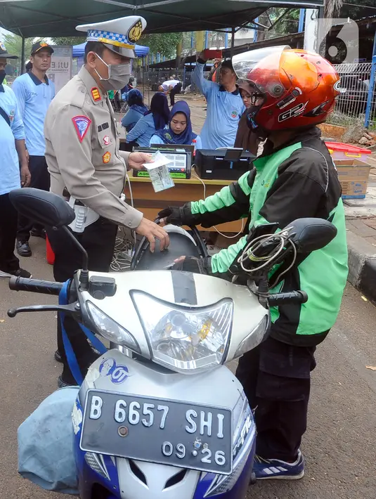 <p>Sebelumnya, Pemprov DKI Jakarta mengumumkan tilang uji emisi akan kembali diberlakukan pada awal November mendatang. Pemberlakukan kembali sanksi ini sudah dikomunikasikan dengan Dirlantas Polda Metro Jaya Kombes Pol Latif Usman. (merdeka.com/Arie Basuki)</p>