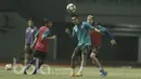 Pemain Arema, Esteban Vizcara, berusaha berebut bola saat latihan jelang lawan Persija di Stadion Patriot, Bekasi, Rabu, (31/05/2017). Arema siap mencuri poin di kandang Persija. (Bola.com/M Iqbal Ichsan)