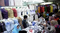 Para pengunjung saat berbelanja busana muslim di pusat tekstil Pasar Tanah Abang, Jakarta, Kamis (26/6/14). (Liputan6.com/Faizal Fanani)