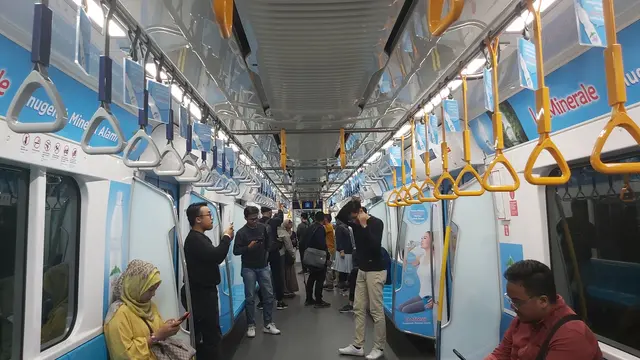 Suasana di dalam kereta MRT Jakarta