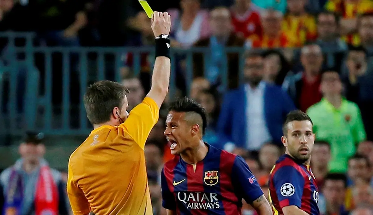 Neymar memprotes wasit Nicola Rizzoli yang memberinya kartu kuning.  (Reuters/Paul Hanna)