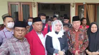 Ketua DPR RI Puan Maharani usai bertemu sesepuh Ponpes Buntet Cirebon di sela kunker nya. Foto (Liputan6.com / Panji Prayitno)