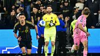 Penjaga gawang LAFC asal Prancis Hugo Lloris berusaha mengembalikan bola ke dalam permainan selama pertandingan sepak bola leg pertama perempat final Piala Champions Concacaf antara Los Angeles Football Club (LAFC) dan Inter Miami di Stadion BMO di Los Angeles pada tanggal 2 April 2025.Frederic J. Brown / AFP