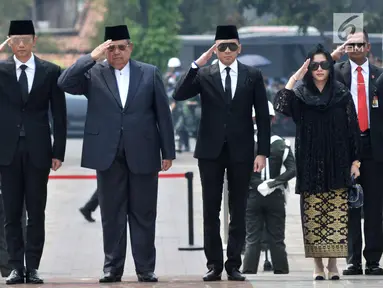 Presiden ke-6 RI Susilo Bambang Yudhoyono atau SBY (tengah) didampingi anak dan menantunya menghadiri pemakaman Presiden ke-3 RI BJ Habibie di TMP Kalibata, Jakarta, Kamis (12/9/2019). Selain SBY, hadir pula sejumlah tokoh Tanah Air. (merdeka.com/Iqbal Nugroho)