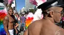  Para peserta Parade Gay larut dalam kegembiraan, Sao Paulo, Brasil, Minggu (4/5/2014)(AFP Photo/Nelson Almeida).