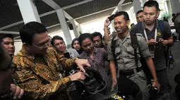 Ahok mendekat dan menuju ke tempat tameng dan helm Satpol PP disimpan, Jakarta, (8/10/14). (Liputan6.com/Herman Zakharia)