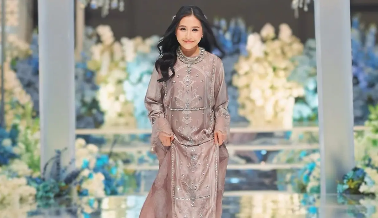 Unggahan Prilly saat mengikuti runway pun sempat menjadi sorotan netizen di media sosial. Pasalnya, tak sedikit yang sempat mengira jika foto tersebut merupakan sebuah acara lama saat dirinya masih sekolah. (Liputan6.com/IG/@prillylatuconsina96)