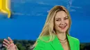 Kate Hudson melambaikan tangan saat tiba menghadiri pemutaran perdana film "Glass Onion: a knife out misteri" di Madrid, pada 19 Oktober 2022. Blazer Kate memiliki model double breasted dan dia memadukan tampilannya dengan kamisol krem di bawahnya. (AFP/Javier Soriano)