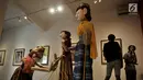 Pengunjung melihat instalasi wayang golek karya Sasya Tranggono dalam pameran bertajuk "Cinta untuk Indonesia" di Galeri Nasional, Jakarta, Kamis (28/2). Pameran ini digelar hingga 10 Maret mendatang. (Merdeka.com/Iqbal S. Nugroho)