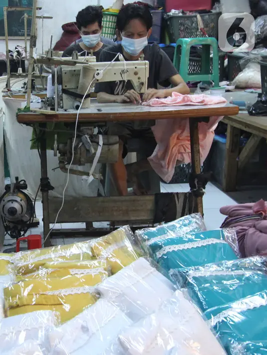 Pekerja menyelesaikan jahitan mukena di Pinang, Kota Tangerang, Banten, Kamis (22/4/2021). Di bulan Ramadhan, produksi mukena di tempat tersebut meningkat 50 persen, dari 350 buah menjadi 700 buah per minggu dan dijual dengan harga Rp250 ribu hingga Rp500 ribu. (Liputan6.com/Angga Yuniar)