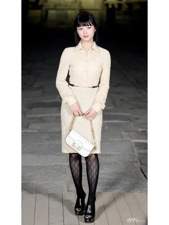 Gaya Hanni NewJeans Nyaris Tak Dikenali di Gucci Cruise, Tampak Lebih Tua dari Usianya