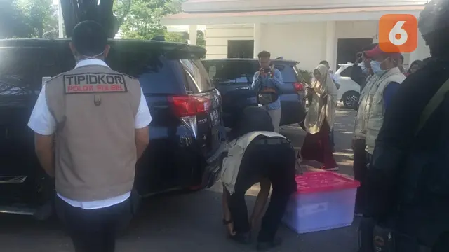 Tipikor Polda Sulsel menggeledah dan mengamankan sejumlah dokumen terkait dugaan korupsi pengadaan alat peraga imtaq di Kabupaten Gowa (Liputan6.com/ Eka Hakim)