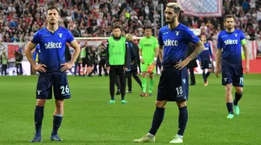 Pemain Lazio, Stefan Radu, Luis Alberto dan Senad Lulic bereaksi setelah kalah telak dari Red Bull Salzburg pada leg kedua perempat final Liga Europa di Red Bull Arena, Jumat (13/4). Red Bull Salzburg sukses menekuk Lazio 4-1. (AP/Kerstin Joensson)