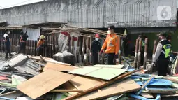 Sejumlah petugas gabungan dari Satpol pp ,KAI  dan Polisi membongkar bangunan lokalisasi liar Gunung Antang di Matraman, Jakarta Timur, Selasa (30/8/2022). Sebanyak 120 bangunan liar dibongkar di lahan seluas 2.500 meter persegi milik PT KAI dan selanjutnya akan dijadikan Ruang Terbuka Hijau (RTH). (Liputan6.com/Herman Zakharia)