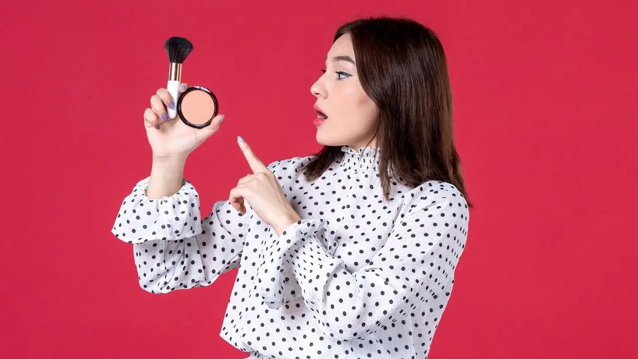 Tips Pakai Blush On Sesuai Bentuk Wajah agar Tampak Fresh Natural - Cover