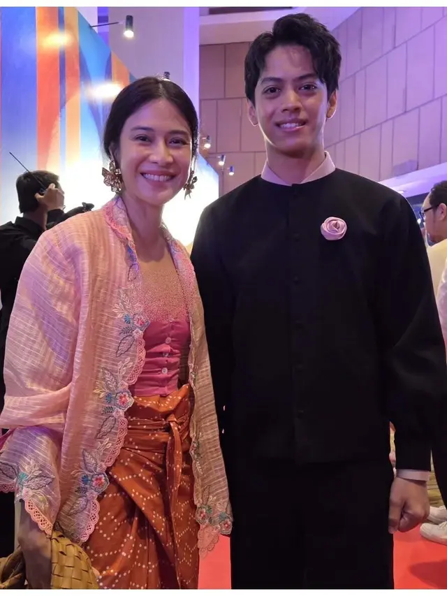 5 Detail Kebaya Dian Sastrowardoyo di Premiere Film 'Rangga & Cinta', Tampil Anggun