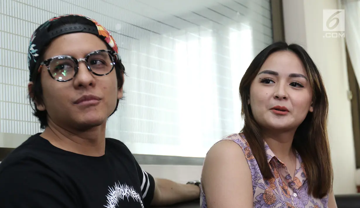 Joanna Alexandra dan Raditya saat jumpa pres kelahiran anak ke 4 di rumah sakit kawasan Menteng, Jakarta, Selasa (30/5). Anak ke empat Joanna melahirkan secara normal dengan berat 2,695 kg dan panjang 45 cm. (Liputan6.com/Herman Zakharia)