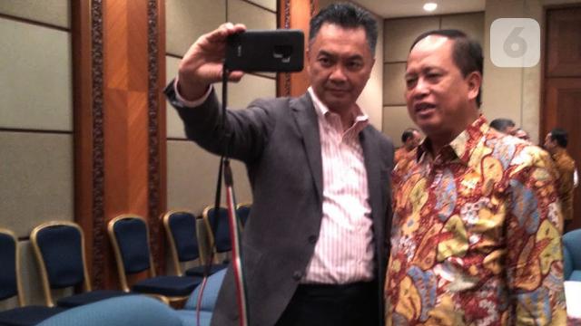 Menristekdikti Mohamad Nasir selfie bersama Dino Patti Djalal di ajang World Post Graduate Expo 2018 di Jakarta. Liputan6.com/Tommy Kurnia