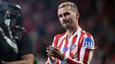 Dalam momen perpisahannya tersebut, Griezmann yang ditemani istri dan anak-anaknya tak mampu membendung air mata. (AFP/Javier Soriano)