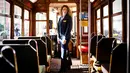 Pengemudi trem, Ana Cristina (44) berpose di dalam sebuah trem di Lisbon, Portugal, Rabu (28/3). Ana telah menjadi pengemudi trem selama 20 tahun. (AFP PHOTO/PATRICIA DE MELO MOREIRA)