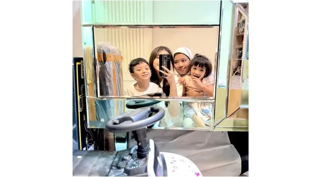 6 Potret Kompak Dua Putri Haldy Sabri dengan Anak Irish Bella, Main Bareng
