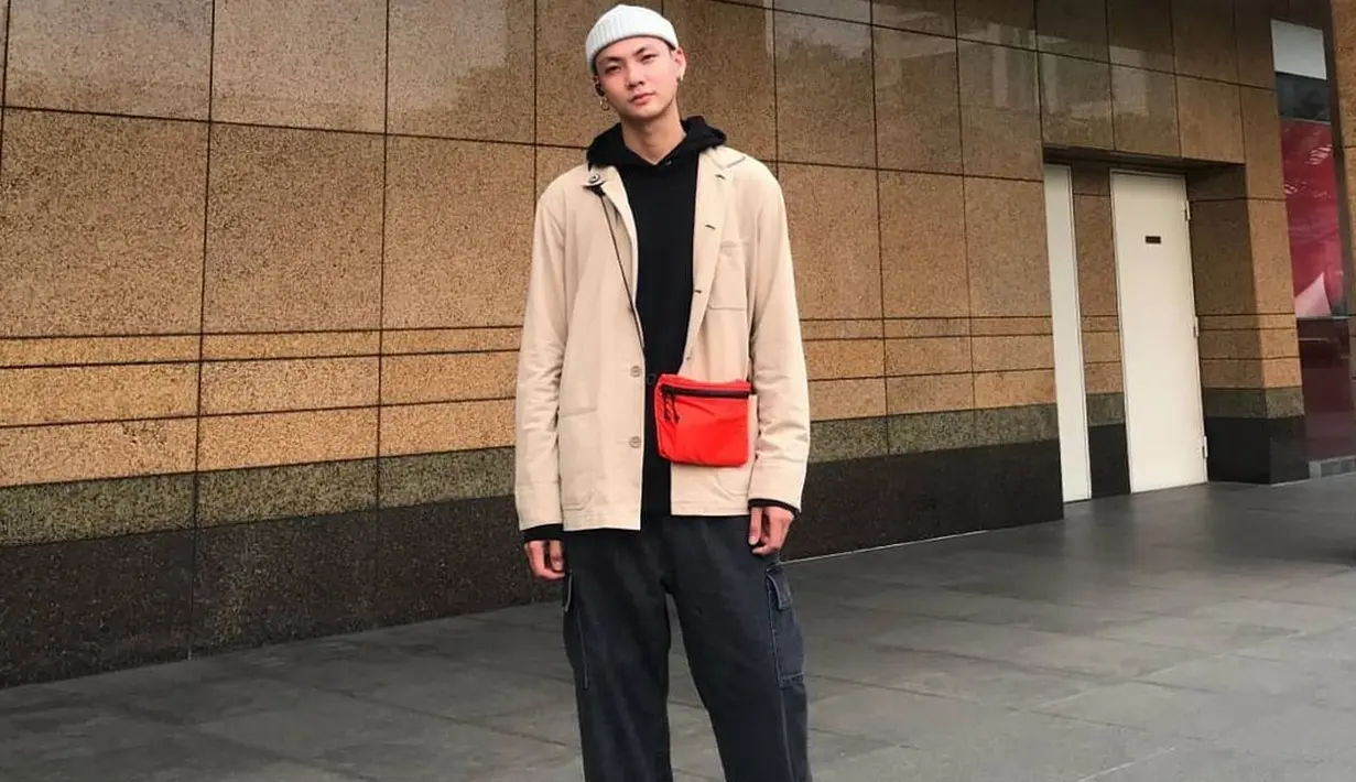 Kita juga bisa melihat Adam sebagai model iklan untuk produk minuman dan handphone. Kebisaan lainnya adalah ia jago nge-dance. (Foto: Instagram @adamrxsydi)