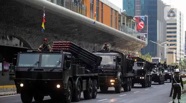 Parade alat utama sistem pertahanan (Alutsista) Tentara Nasional Indonesia (TNI) saat melintas di kawasan Bundaran Hotel Indonesia (HI), Jakarta, Selasa (3/10/2023). Parade digelar usai alutsista TNI tersebut menggelar gladi bersih menyambut HUT ke-78 TNI. (Liputan6.com/Angga Yuniar)