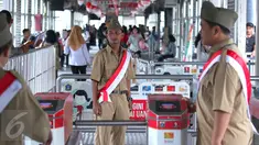 Petugas Trans Jakarta mengenakan pakaian tentara perjuangan tempo dulu di Halte Trans Jakarta, Selasa (16/8). Memperingati HUT RI Ke-71, koridor Trans Jakarta dihiasi nuansa kemerdekaan. (Liputan6.com/Angga Yuniar)