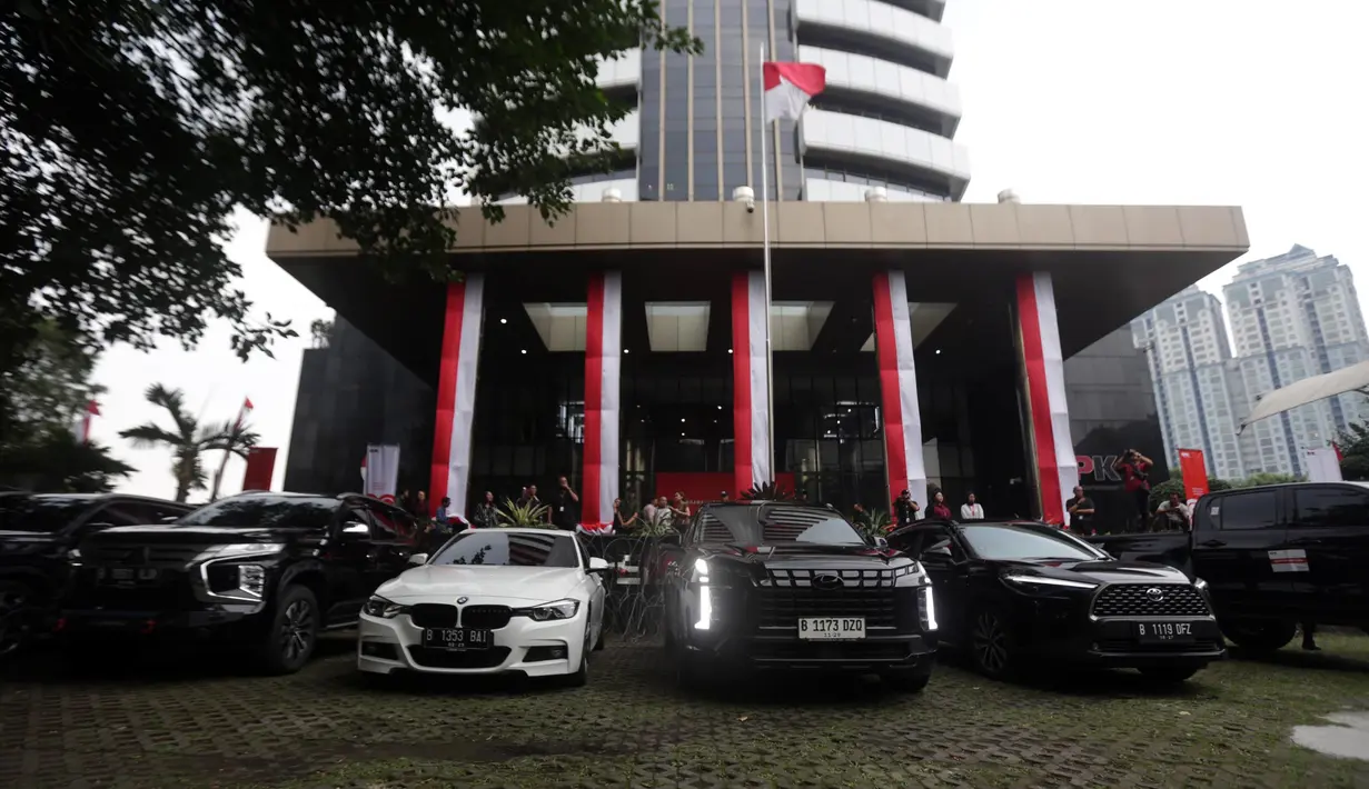 Untuk sementara penyidik Komisi Pemberantasan Korupsi (KPK) menyita 22 kendaraan sebagai barang bukti dalam rangkaian Operasi Tangkap Tangan (OTT) terhadap Wakil Menteri Ketenagakerjaan (Wamenaker) Immanuel Ebenezer alias Noel. (Liputan6.com/Helmi Fithriansyah)