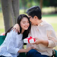 Ilustrasi foto memberikan kado. (Foto:  Ztony1971/Depositphotos.com)