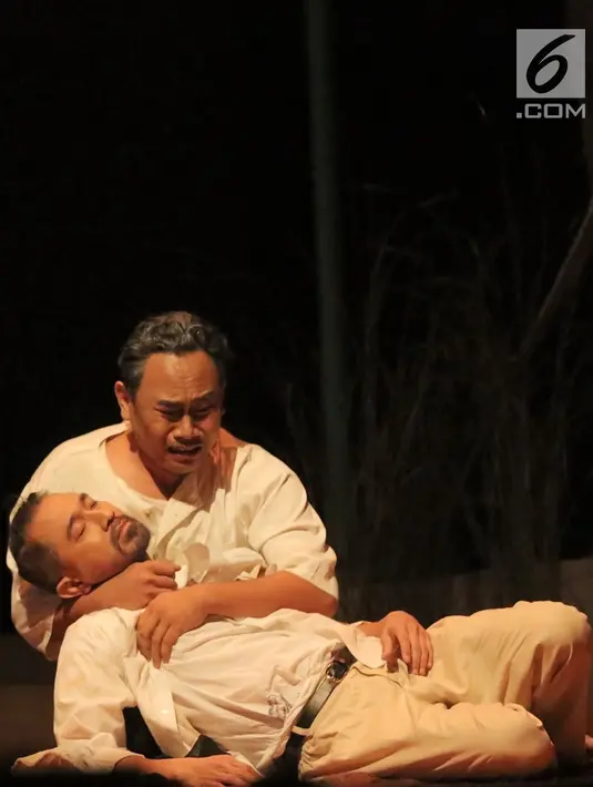 Aktor Lukman Sardi (depan) memerankan Amir Hamzah dalam pentas teater "Nyanyi Sunyi Revolusi" di Gedung Kesenian Jakarta, Jumat (1/2/). Pementasan tersebut mengangkat kisah hidup seorang penyair besar Indonesia Amir Hamzah. (Fimela.com/Bambang E Ros)