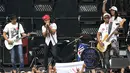 Grup band SLANK tampil membawakan lagu dalam pagelaran Konser Putih Bersatu di Stadion GBK, Senayan, Jakarta, Sabtu (13/4). SLANK membuka penampilan dengan lagu berjudul Mars Slankers, Kuil Cinta dan Lo Harus Gerak. (Fimela.com/Bambang Eros)