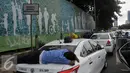 Seorang sopir tidur diatas bagasi taksi saat demo di depan Gedung DPR/MPR, Jakarta, Selasa (22/3). Selain melakukan demo, sopir taksi tersebut melakukan sweeping ke supir taksi yang beroperasi di dalam tol, dan membakar ban. (Liputan6.com/Johan Tallo)