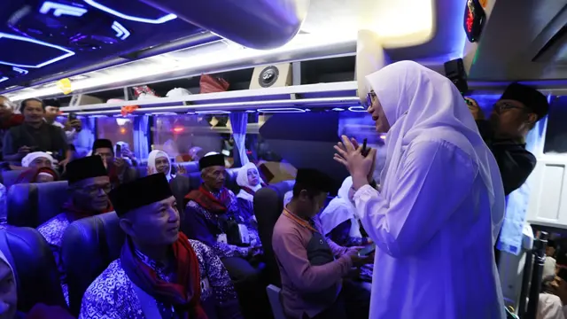 Bupati Banyuwangi Ipuk Fiestiandani melepas ratusan jamaah haji menuju Tanah Suci Mekkah ((Istimewah)
