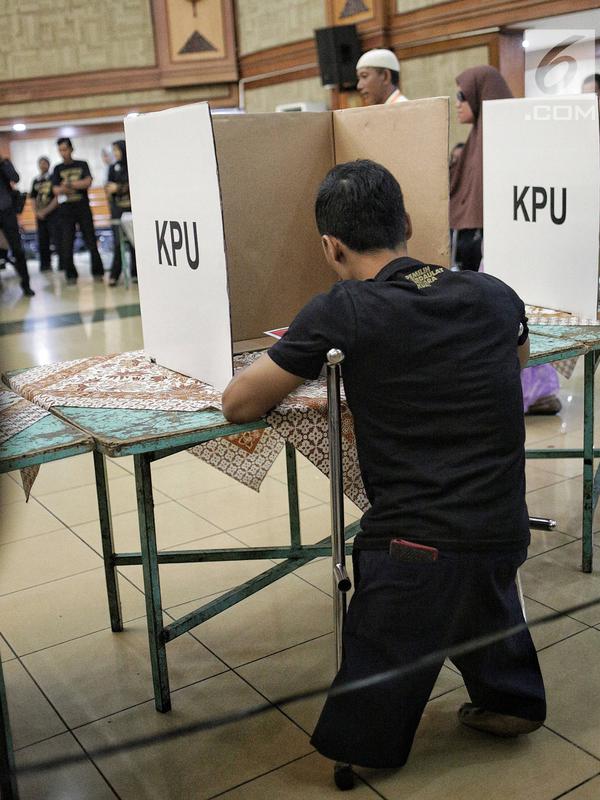 Penyandang disabilitas melakukan pencoblosan di bilik suara saat simulasi Pemilu di Jakarta, Kamis (14/2). Fasilitas khusus bagi penyandang disabilitas di TPS seperti kursi roda dan alat bantu coblos untuk pemilih tunanetra. (Liputan6.com/Faizal Fanani)