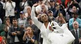 Petenis AS Serena Williams melambai saat meninggalkan lapangan setelah kalah dari Harmony Tan dari Prancis dalam pertandingan tunggal putri babak pertama pada hari kedua kejuaraan tenis Wimbledon di London, Selasa (28/6/2022). Serena kalah dari Harmony Tan 7-6, 1-6, 7-6 (10-7). (AP Photo/Alberto Pezzali)